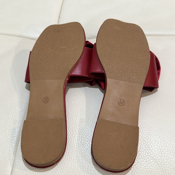 Red Slide Sandal with Big Bow design on the Toe area in size 6 - Picture 7 of 7